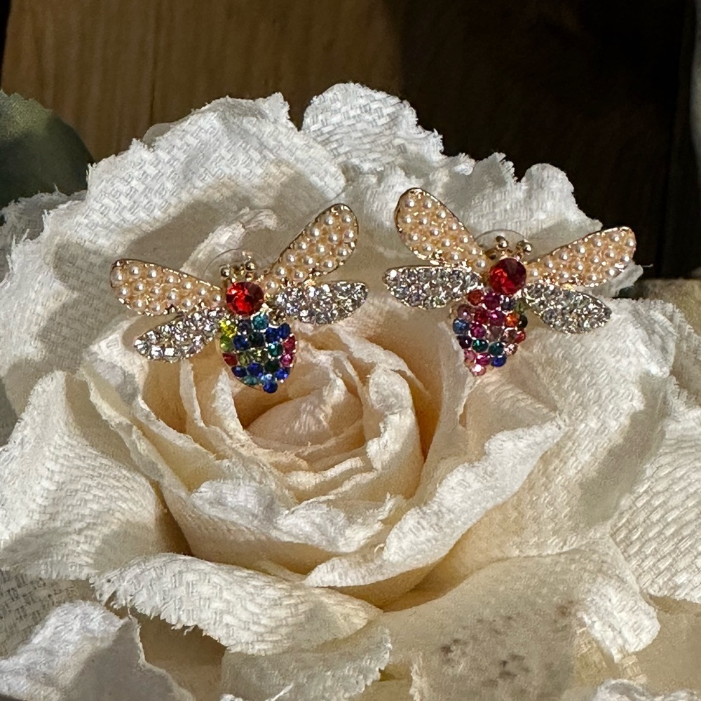 NWOT Beautiful statement opposite color bee pearl rhinestone earrings.